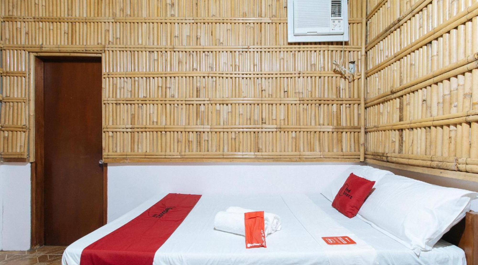 Reddoorz Hostel At Megans Paradisio Beach Resort サン・アントニオ エクステリア 写真